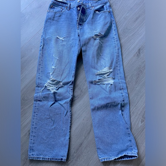 Women’s  Distressed Blue Levi’s jeans - Picture 1 of 4